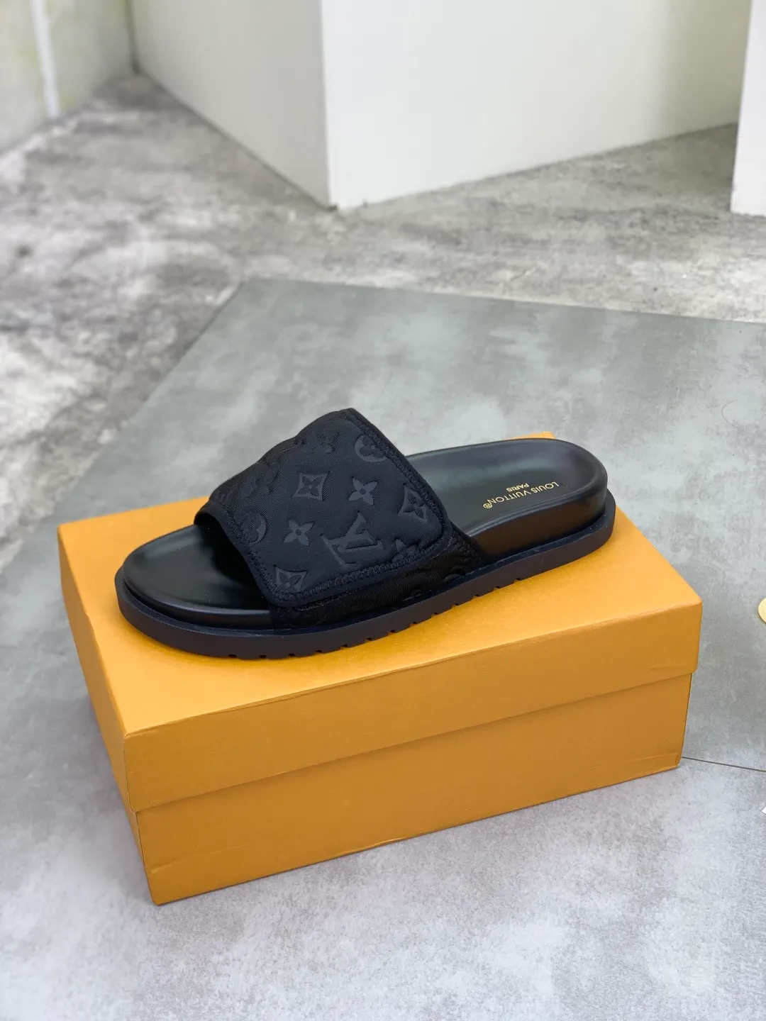 Men's shoes 💰P320 💰[New style]🆘 Original quality [LOUIS VUITTON] The popular Louis Vuitton LV men's slippers on the official website are on sale simultaneously! Original fabric imported from Italy, original factory special supply, code number: 38-44 (45 customized), many colors available